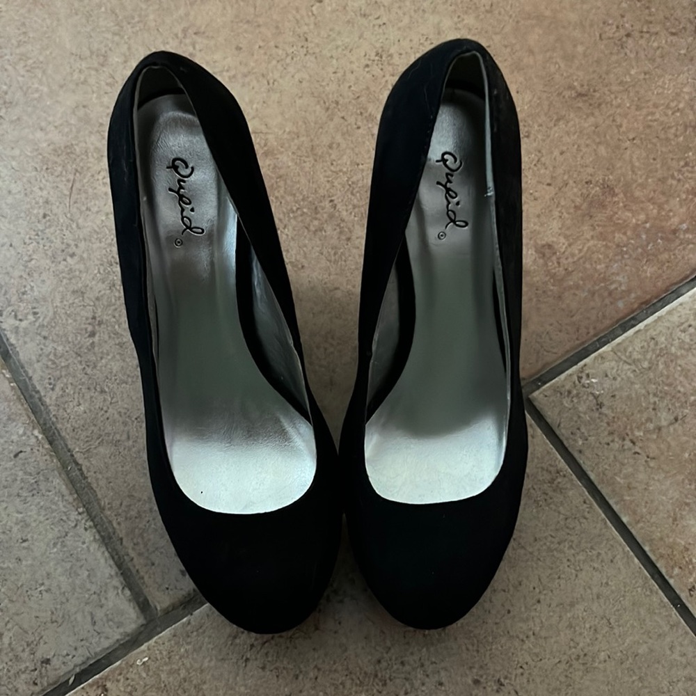 Black pumps